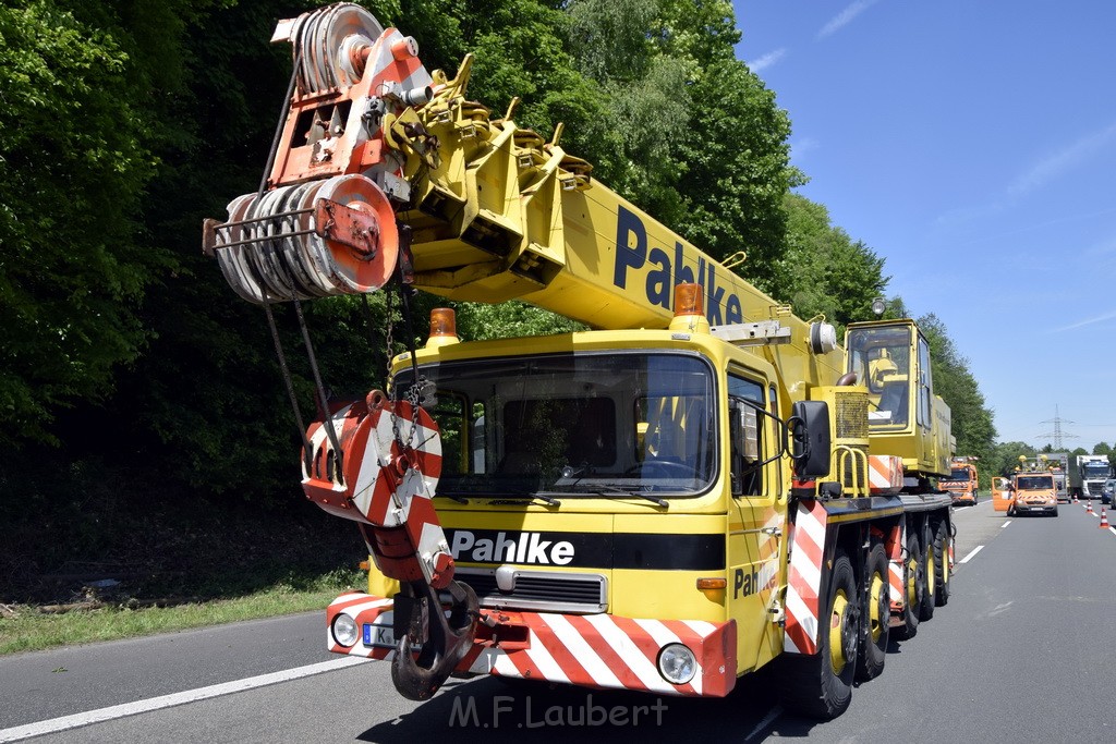 LKW in Boeschung A 3 Rich Frankfurt Hoehe Roesrath Lohmar P257.JPG - Miklos Laubert